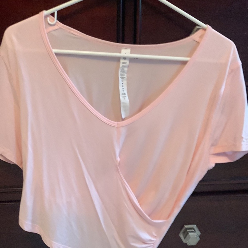 Pink lululemon cropped tee
